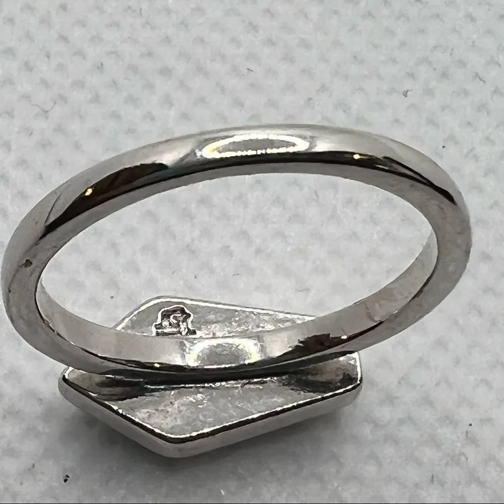 Geometric faceted jewel ring on a silver tone band - 6.5